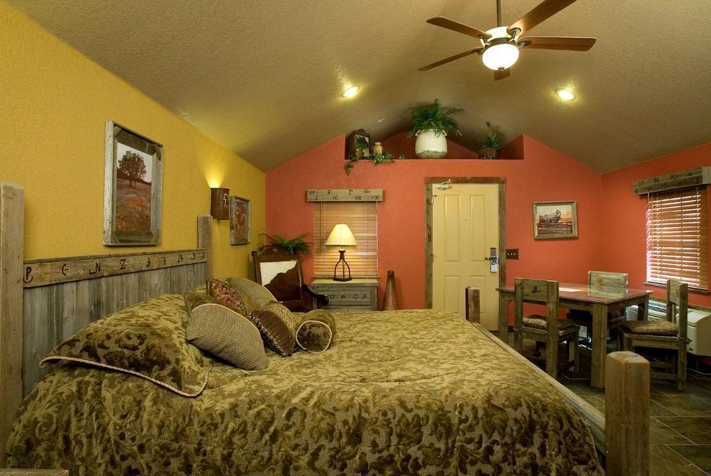 Rustic Creek Ranch Resort At North Jellystone Park Burleson Exterior foto