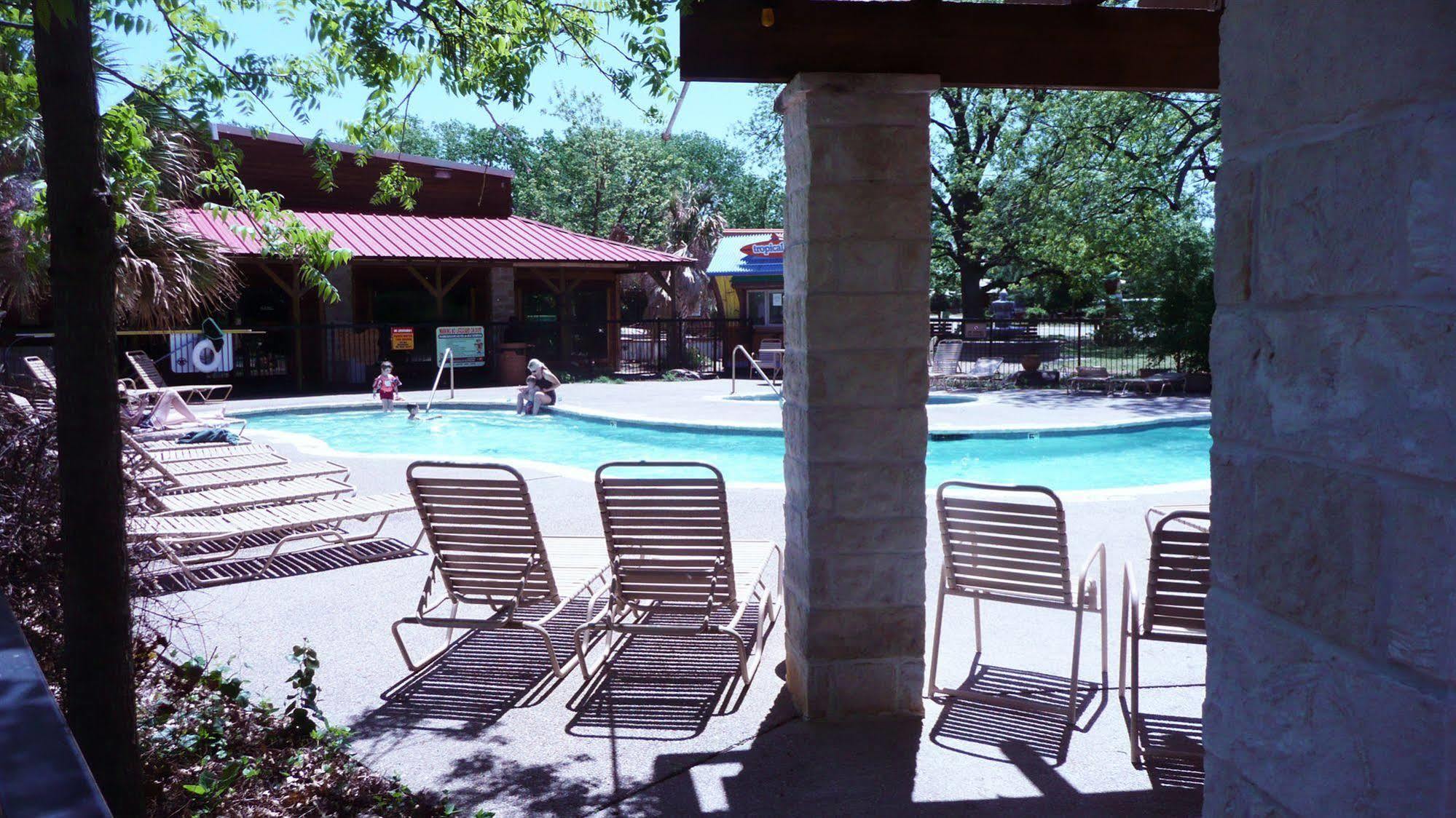 Rustic Creek Ranch Resort At North Jellystone Park Burleson Exterior foto