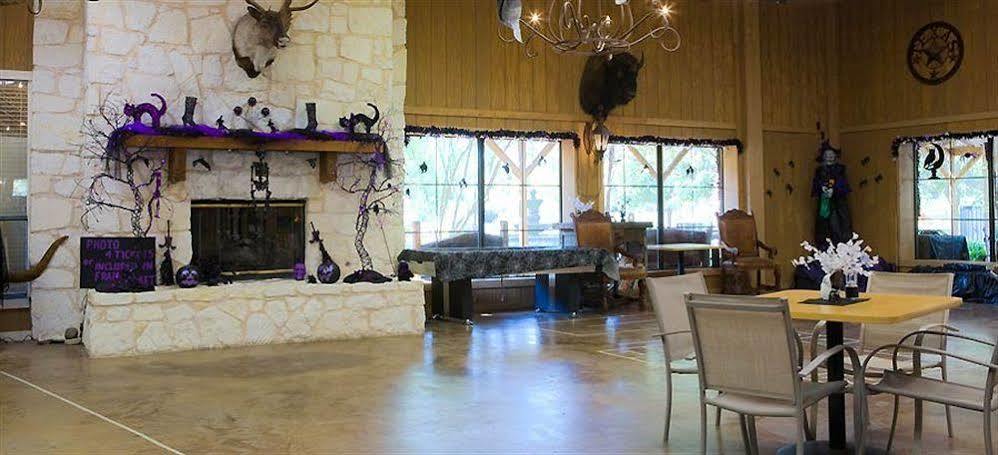Rustic Creek Ranch Resort At North Jellystone Park Burleson Exterior foto